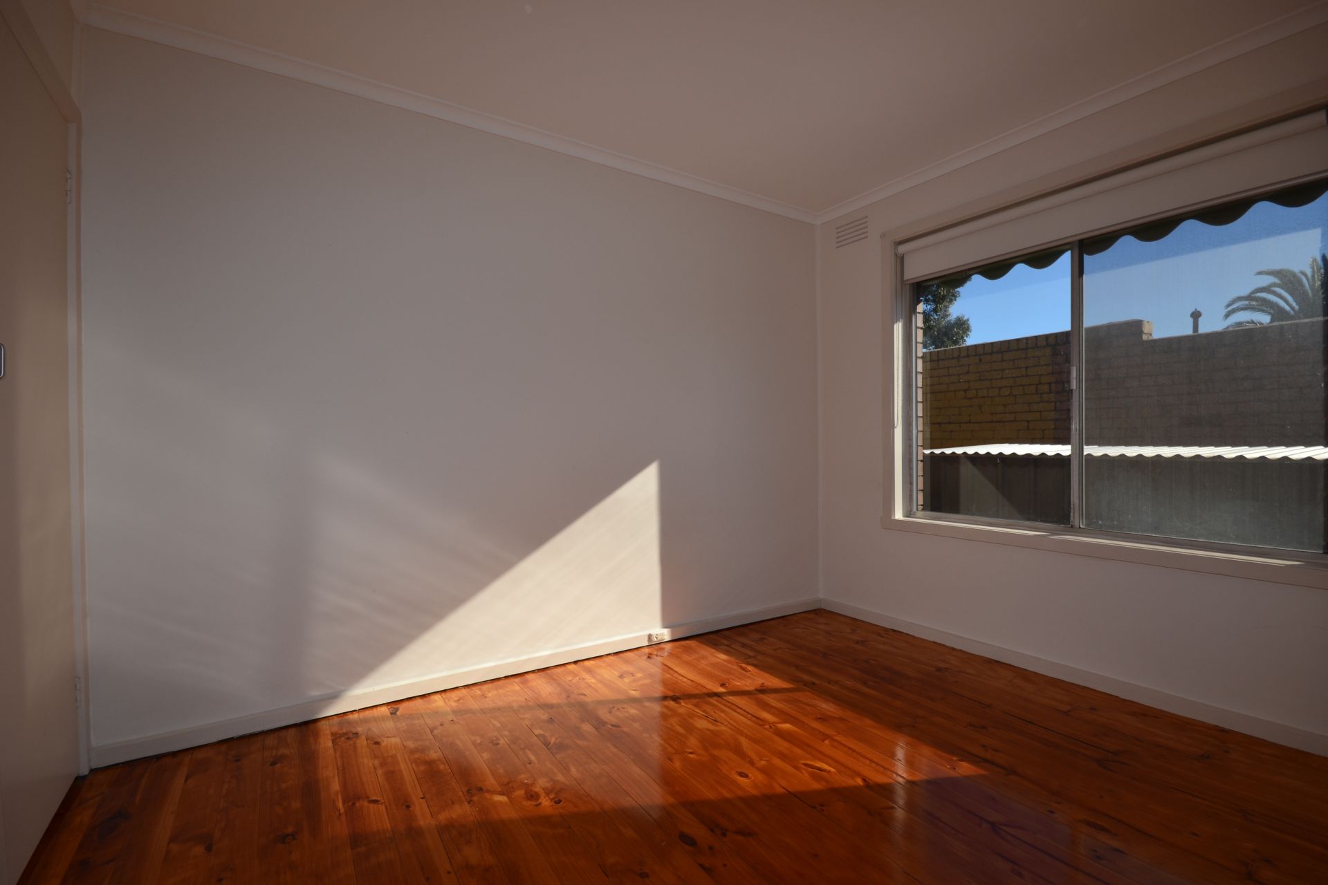 GREAT SIZE UNIT WITH A TRAM AT YOUR DOORSTEP!