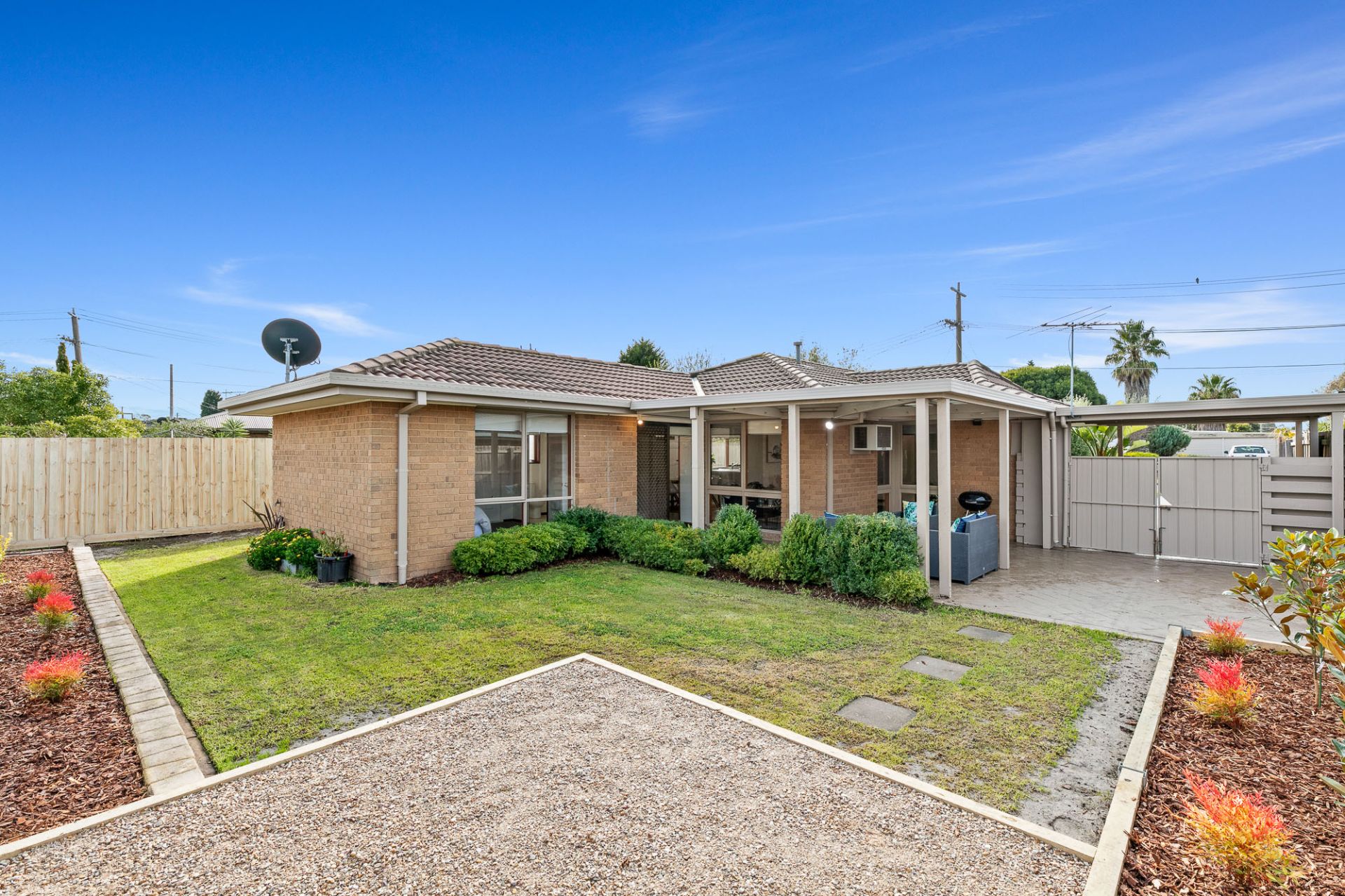 AN IMMACULATE 4 BEDDER