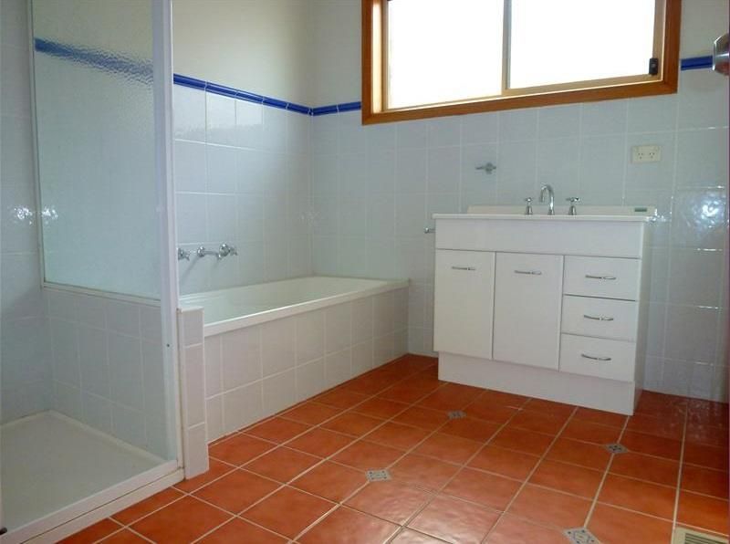 Stunning 3 Bedroom Unit with 2 bathrooms
