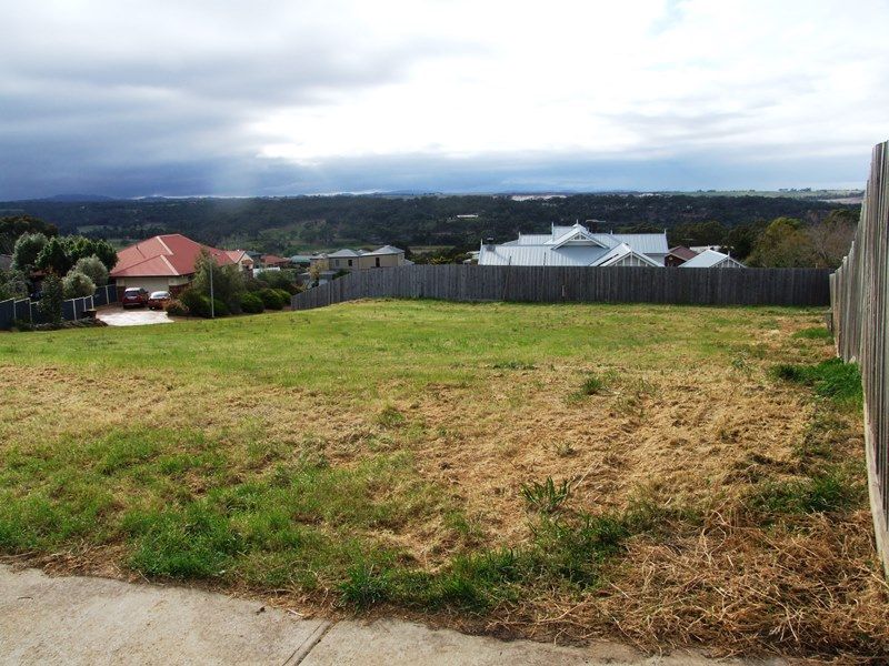 1 Fairway Crescent, Bacchus Marsh - Thumbnail 2