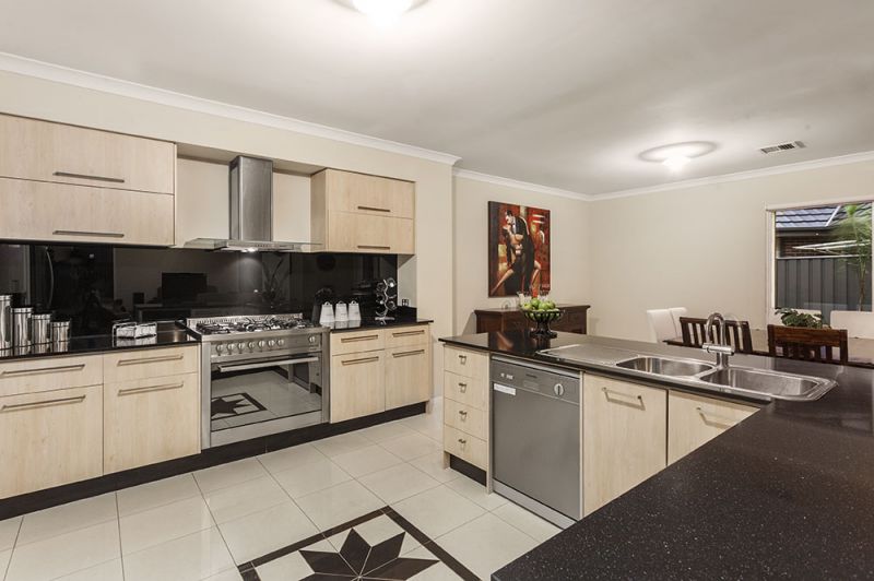 17 Hawkstowe Parade, South Morang - Thumbnail 4