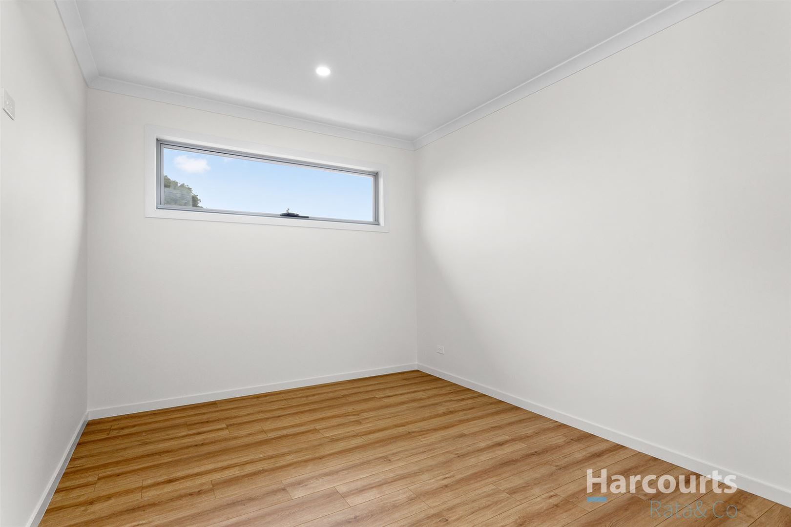 WALKING DISTANCE TO THE TRAIN STATION