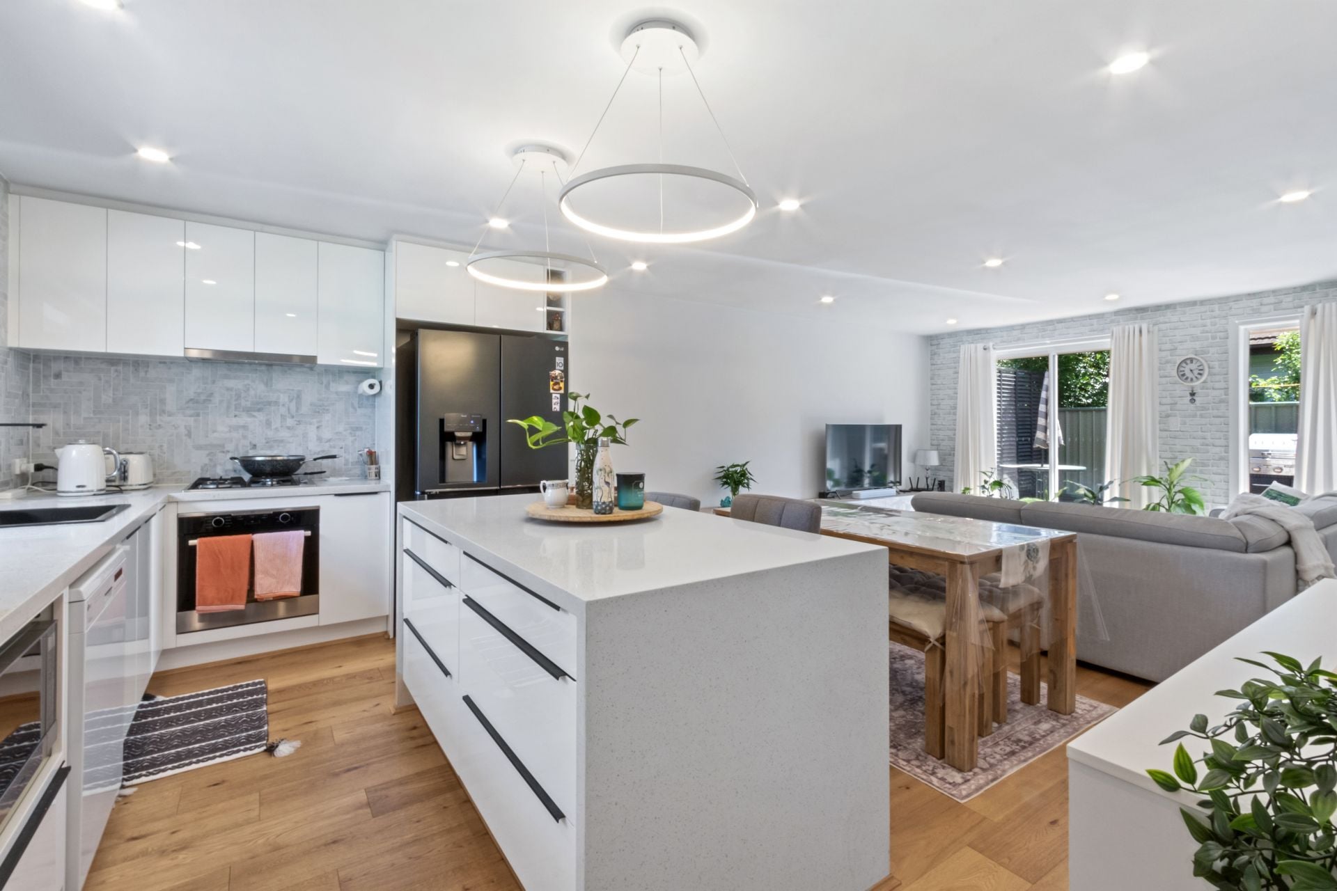 Stunning Unit in Ideal Location