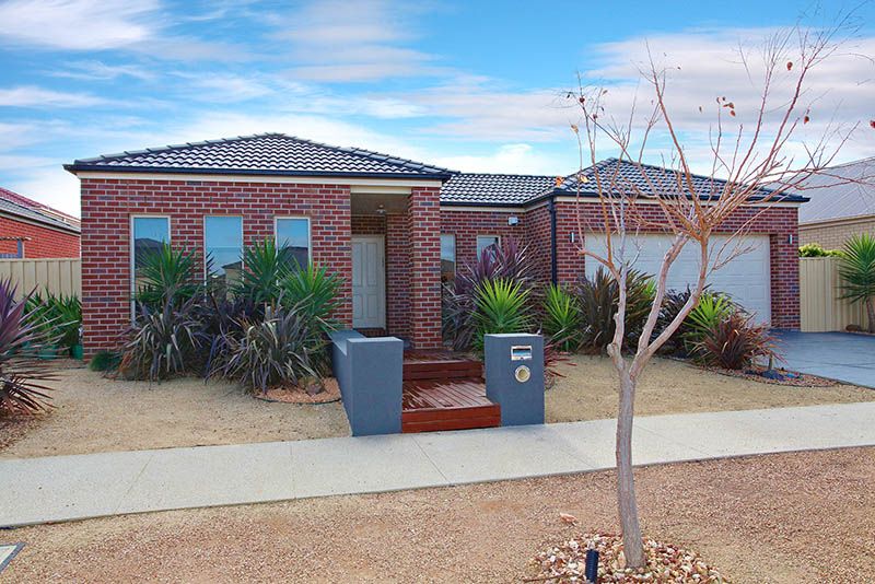 10 Gairdners Pass, Caroline Springs - Thumbnail 2
