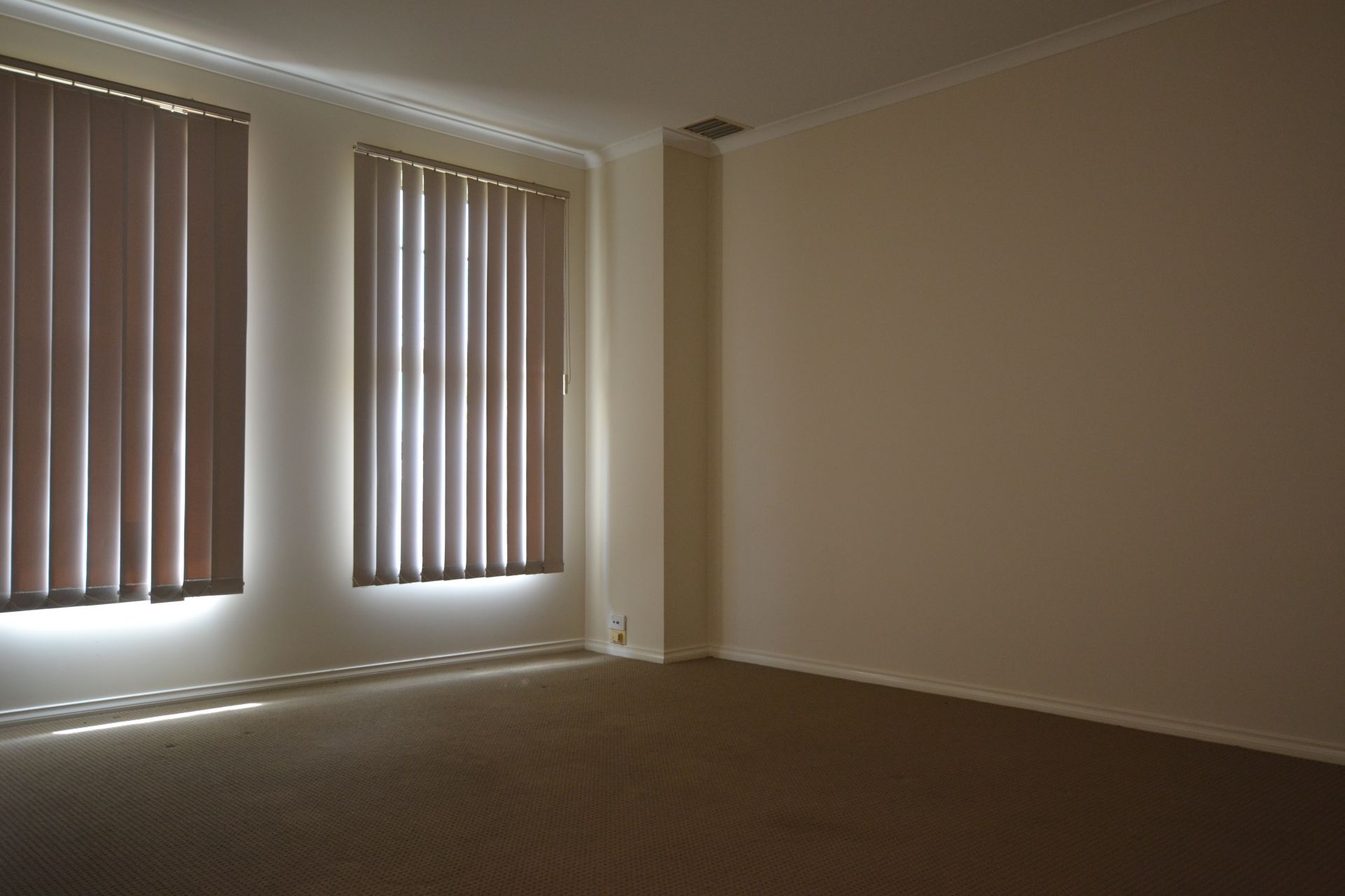 WITHIN WALKING DISTANCE TO SHOPS, TRAIN & BUS