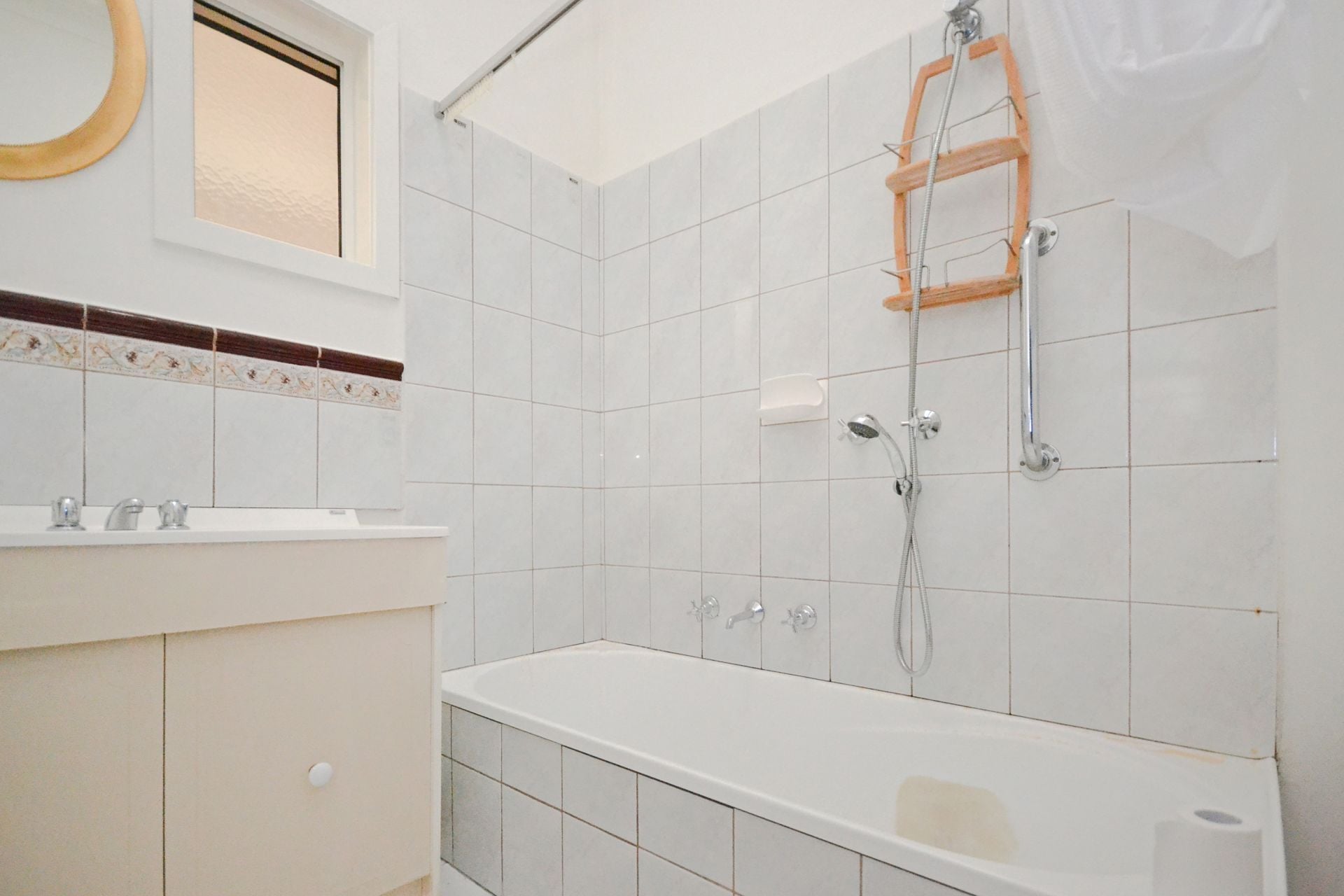 FULLY RENOVATED & IN A FABULOUS LOCATION!