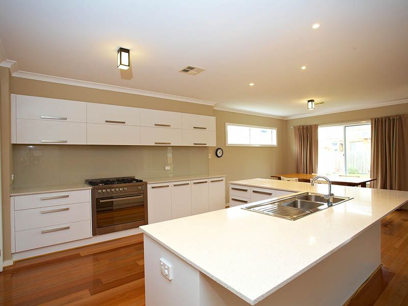 142 Sanctuary Lakes Sth Blvd, Sanctuary Lakes - Thumbnail 3