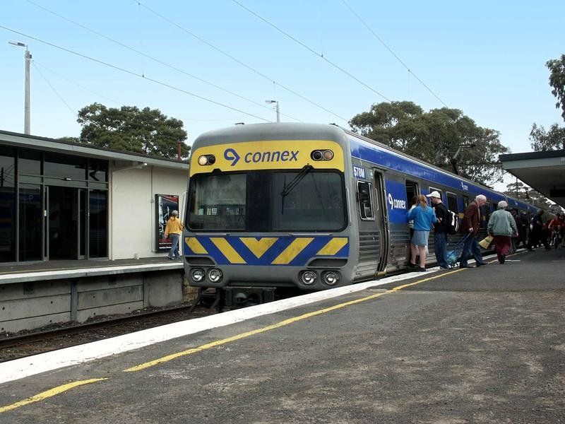 MINUTES TO SHOPS AND TRANSPORT