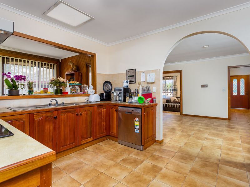 8 Edwards Drive, Altona Meadows - Thumbnail 5