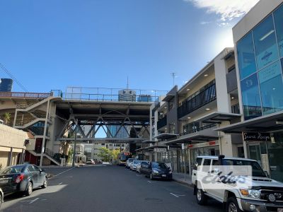 OFFICE OPPORTUNITY OPPOSITE STORY BRIDGE HOTEL!