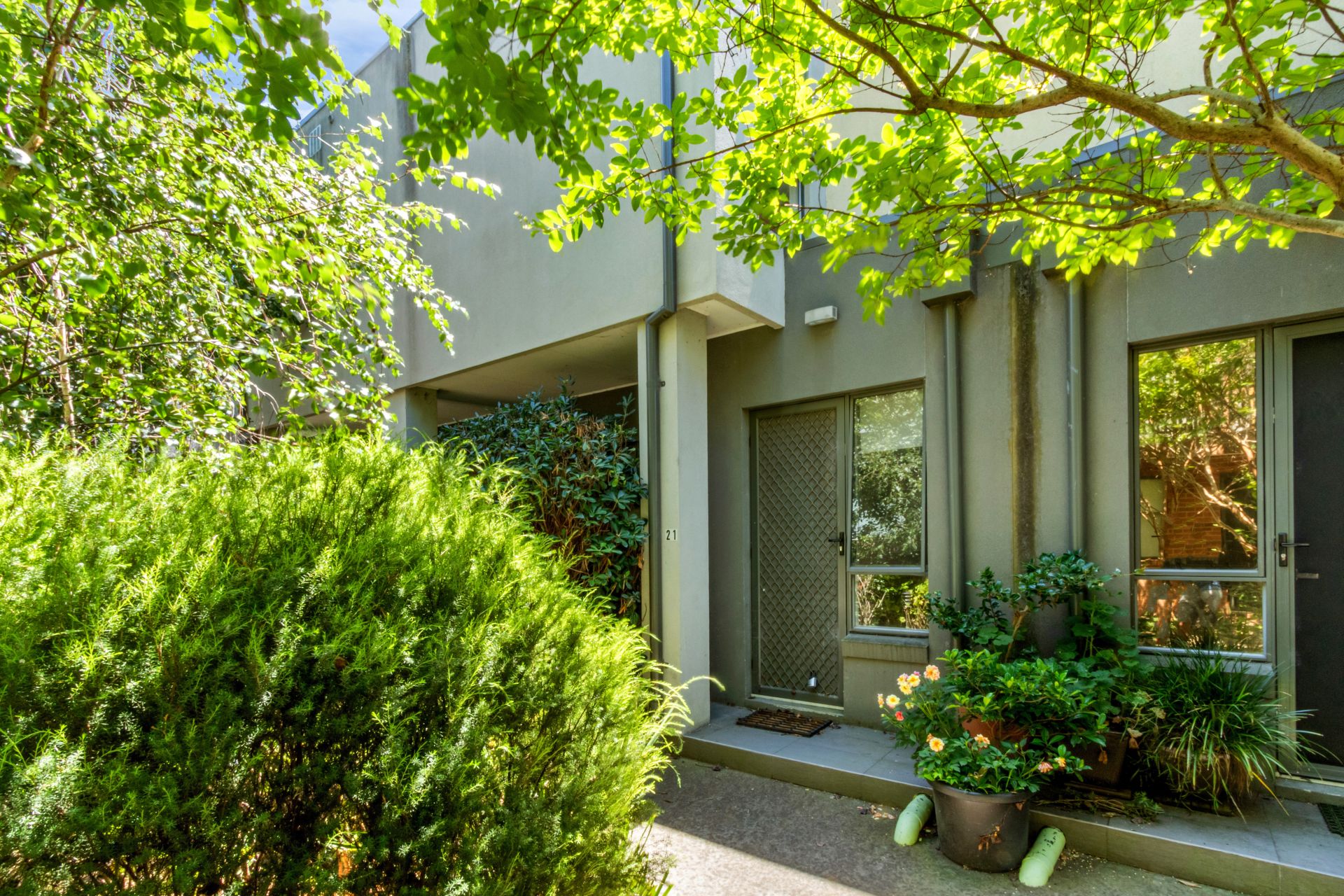 Stylish 2-Bedroom Townhouse in Melbourne's Trendy Inner North
