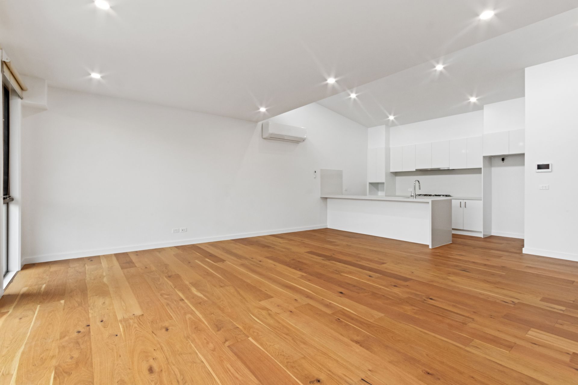 Near new, luxury townhouse!