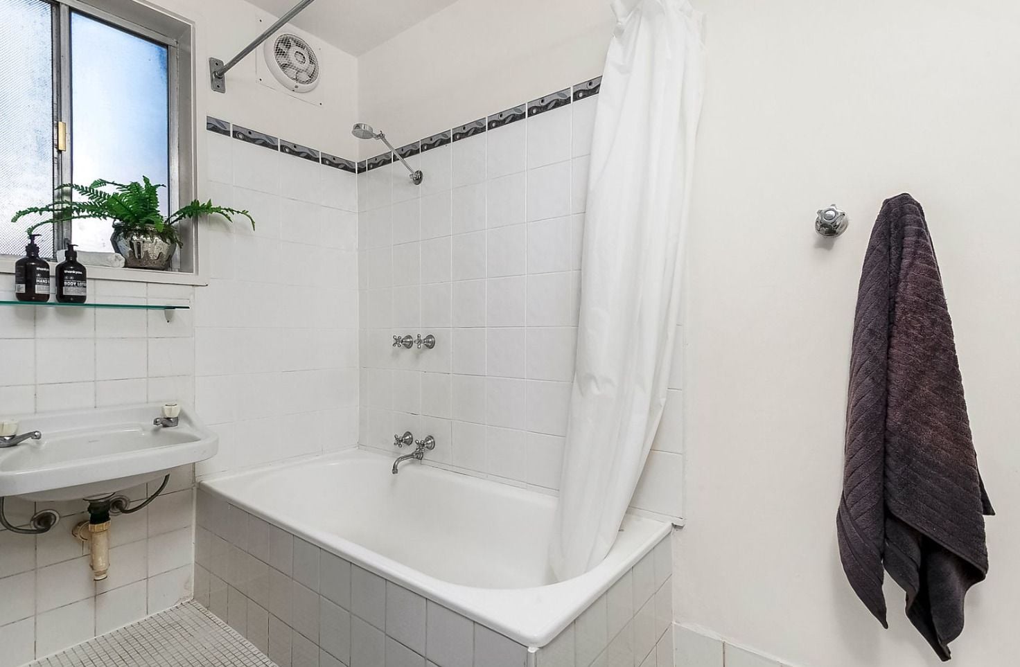 2 Bedroom In Quiet Location!