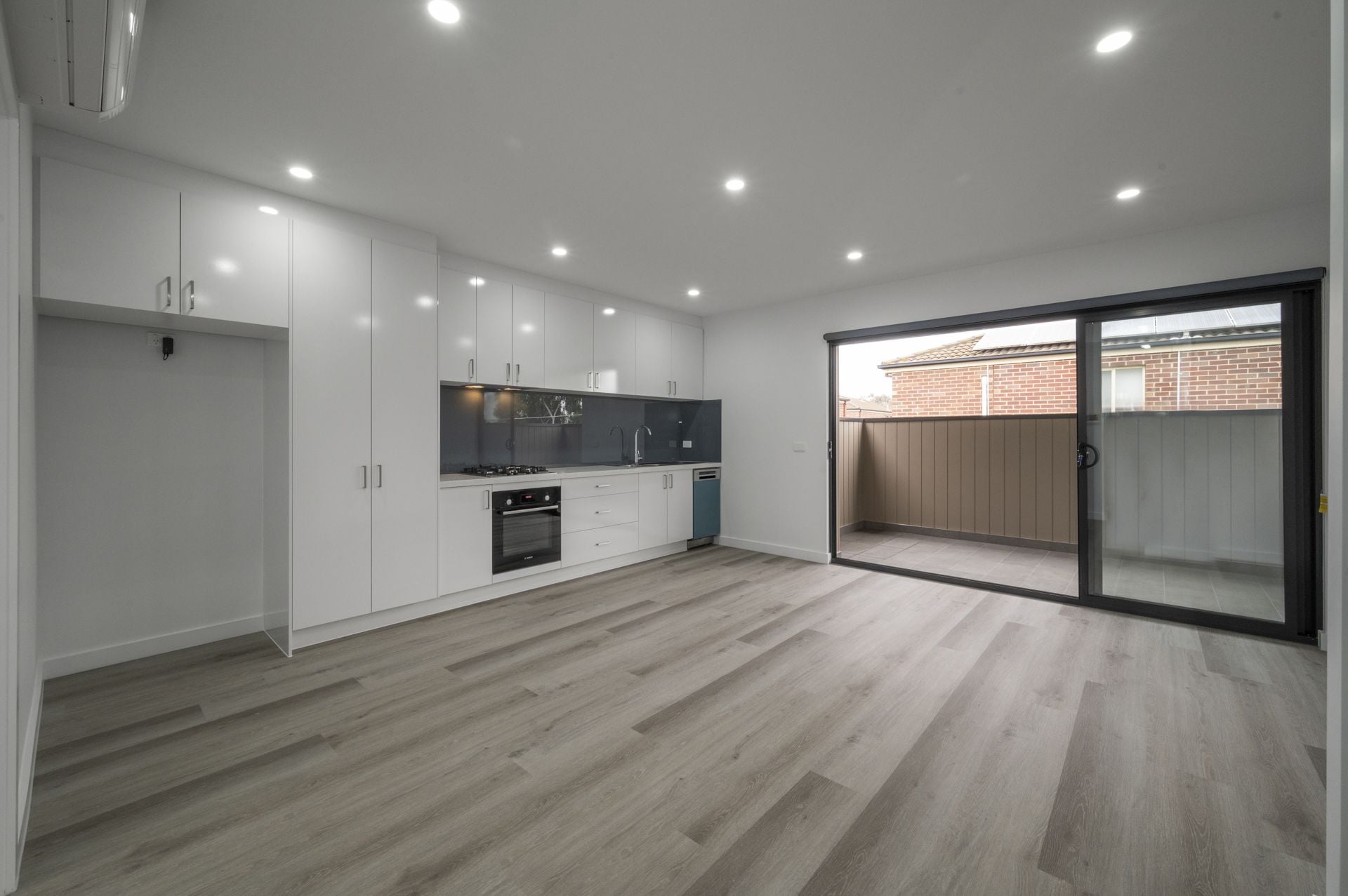 2 BEDROOM TOWNHOUSE