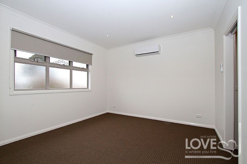 BRAND NEW CONTEMPORARY CHIC