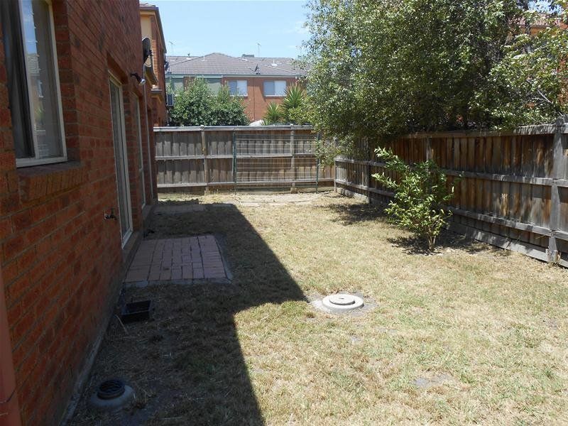 IDEALLY LOCATED, CLOSE TO PUBLIC TRANSPORT & RMIT