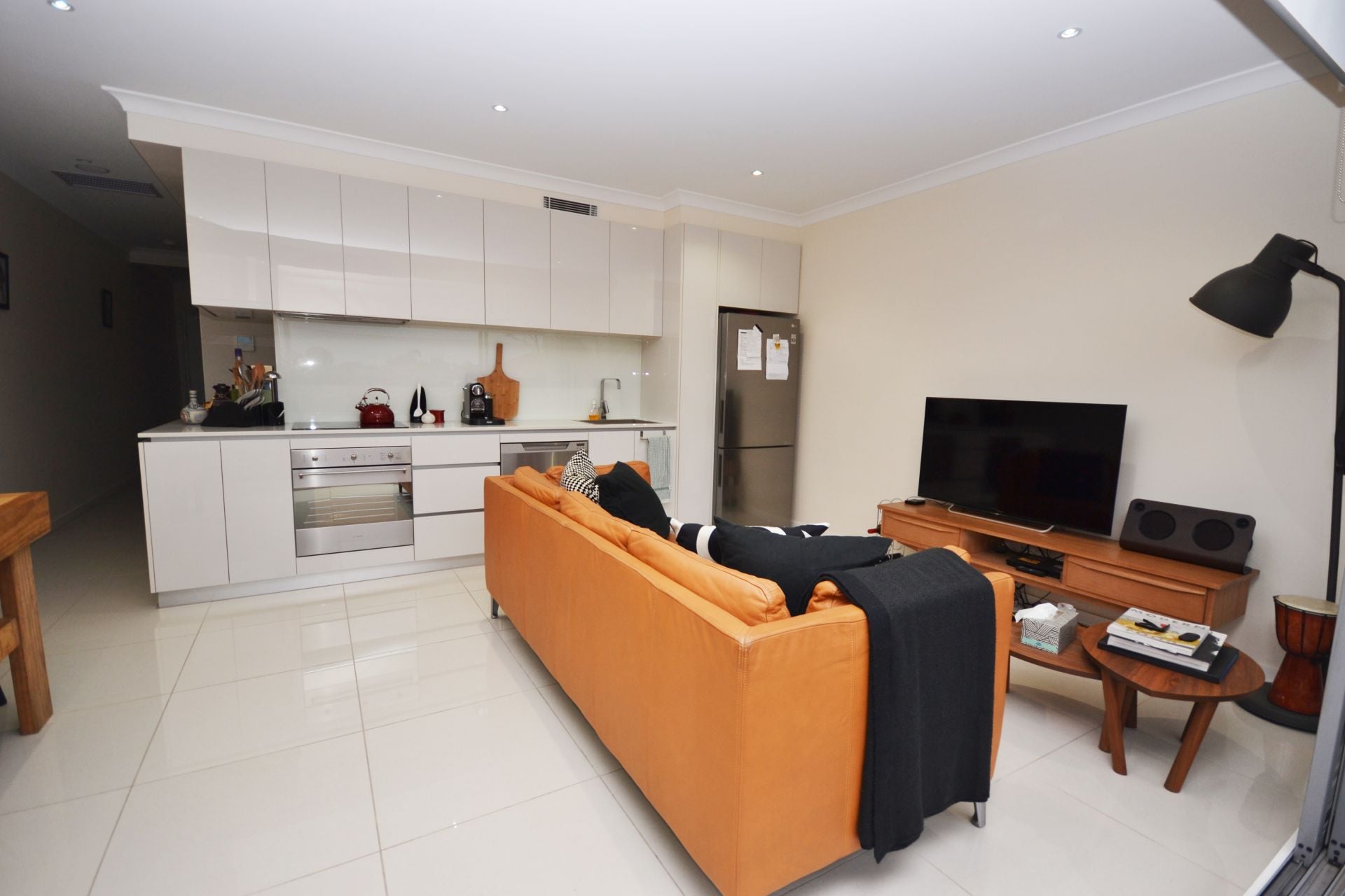 CONTEMPORARY LIVING & FABULOUS LOCATION