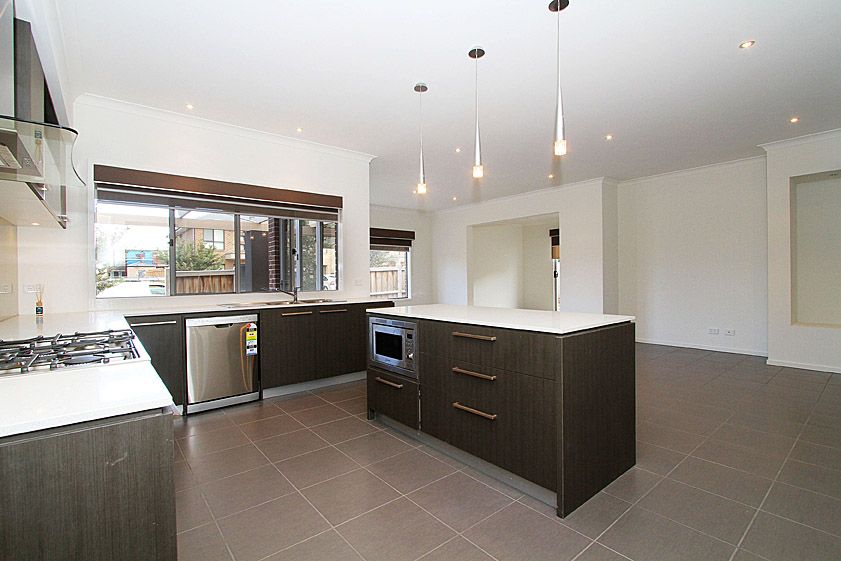 LOCATION & LIVING SPACE APLENTY!