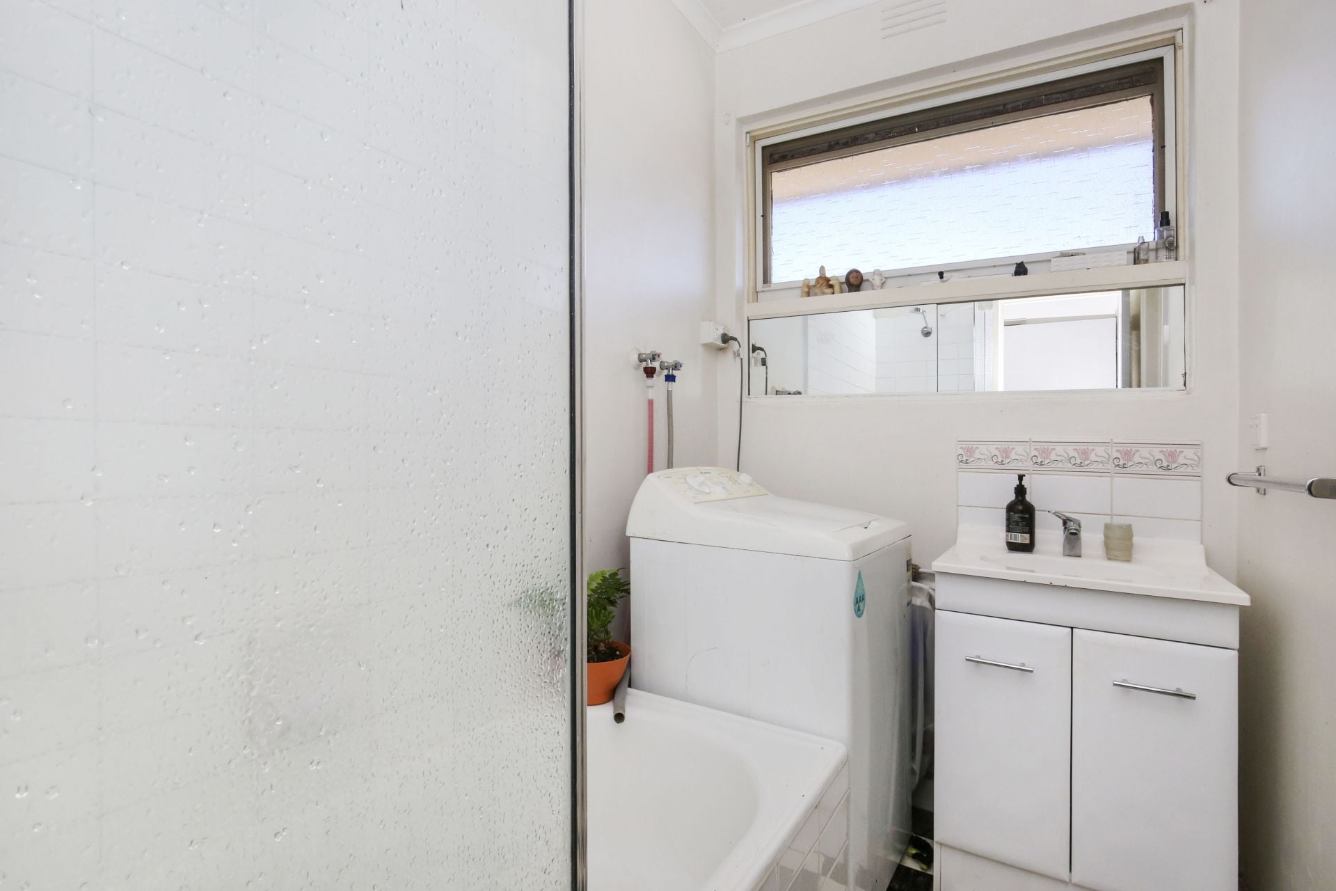 Fabulous two bedroom apartment awaitng you!