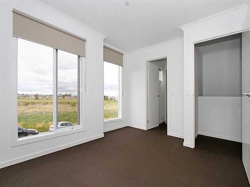 Brand New Light Filled Town House!