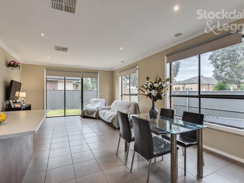 17 Riordan Crescent MERNDA, Mernda - Thumbnail 4