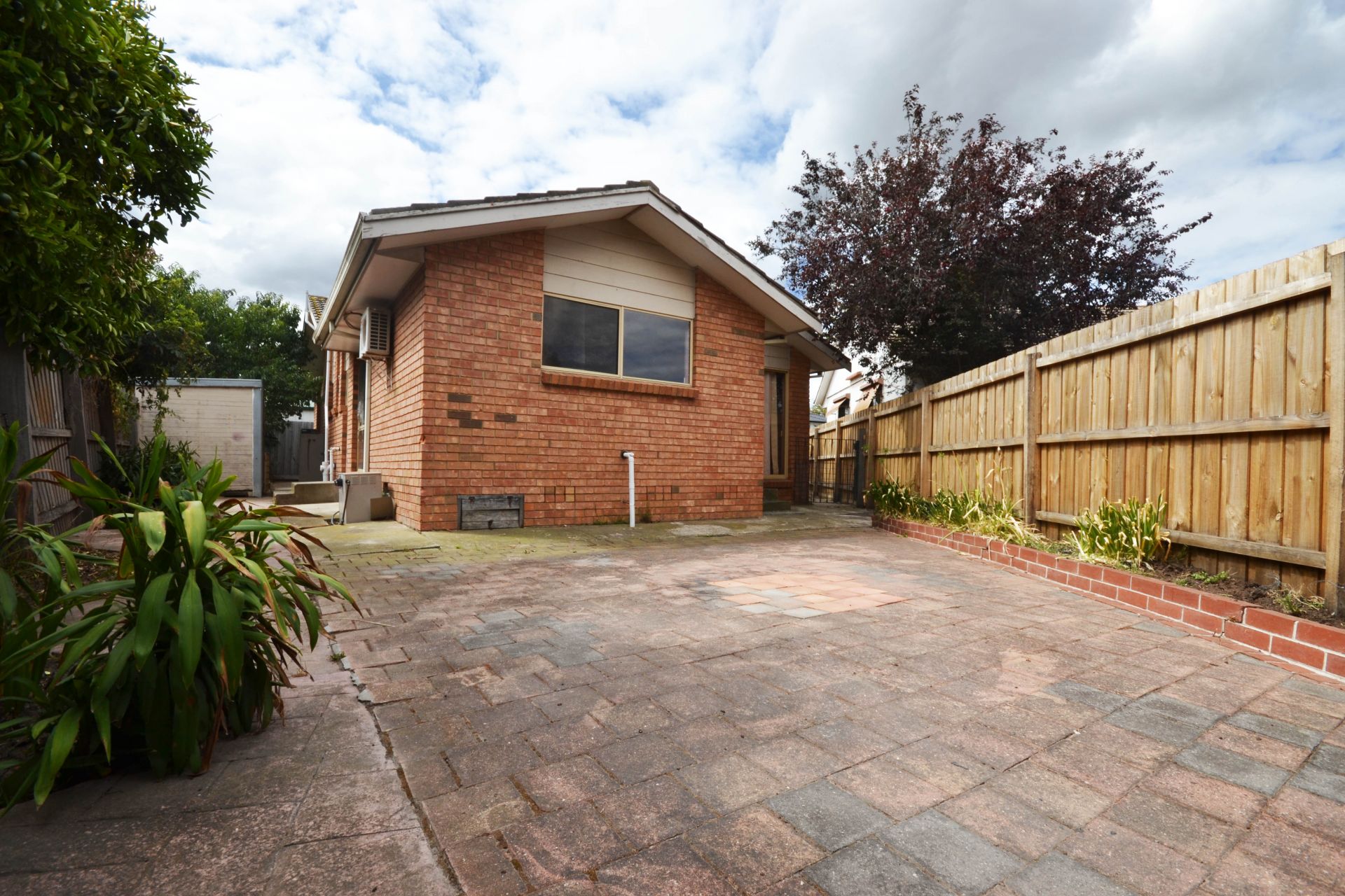 THREE BEDROOM BRICK VENEER HOME!