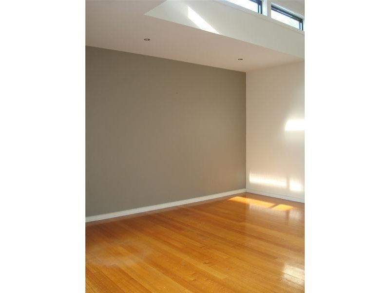Two Bedroom Ivanhoe Townhouse!