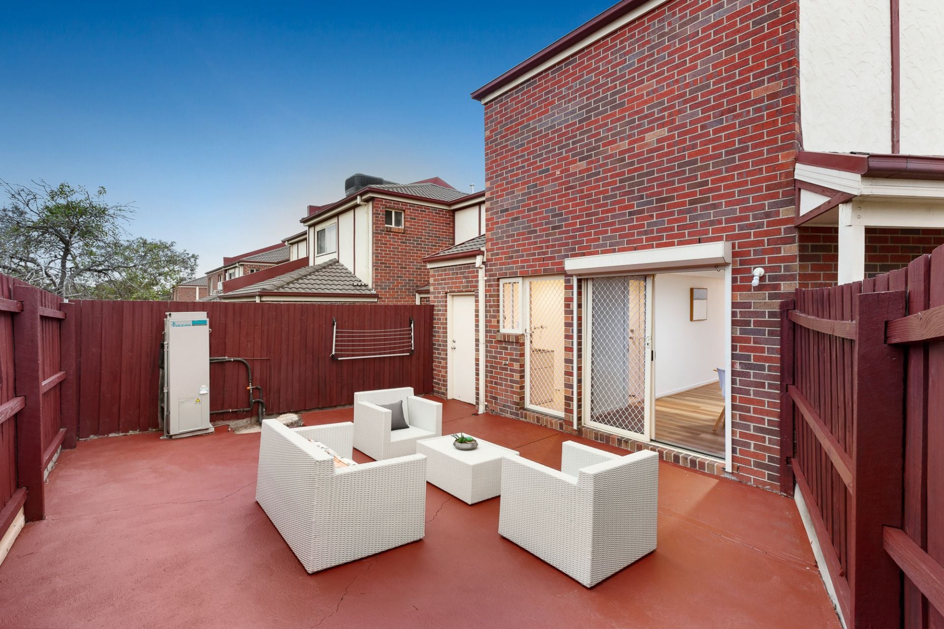 IMPRESSIVE TOWNHOUSE AND THE PERFECT LOCATION