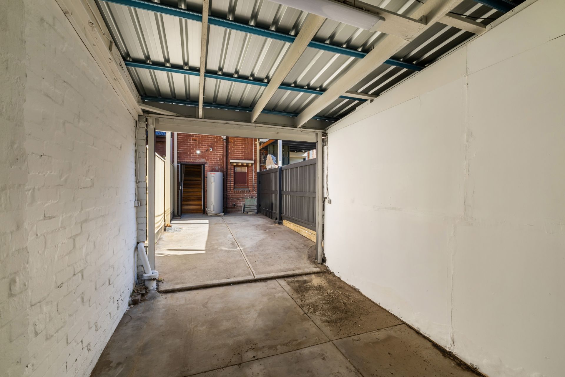 Large apartment in Ideal Locale - ENTRY VIA RUSSELL STREET (COBURG LEISURE CENTRE)