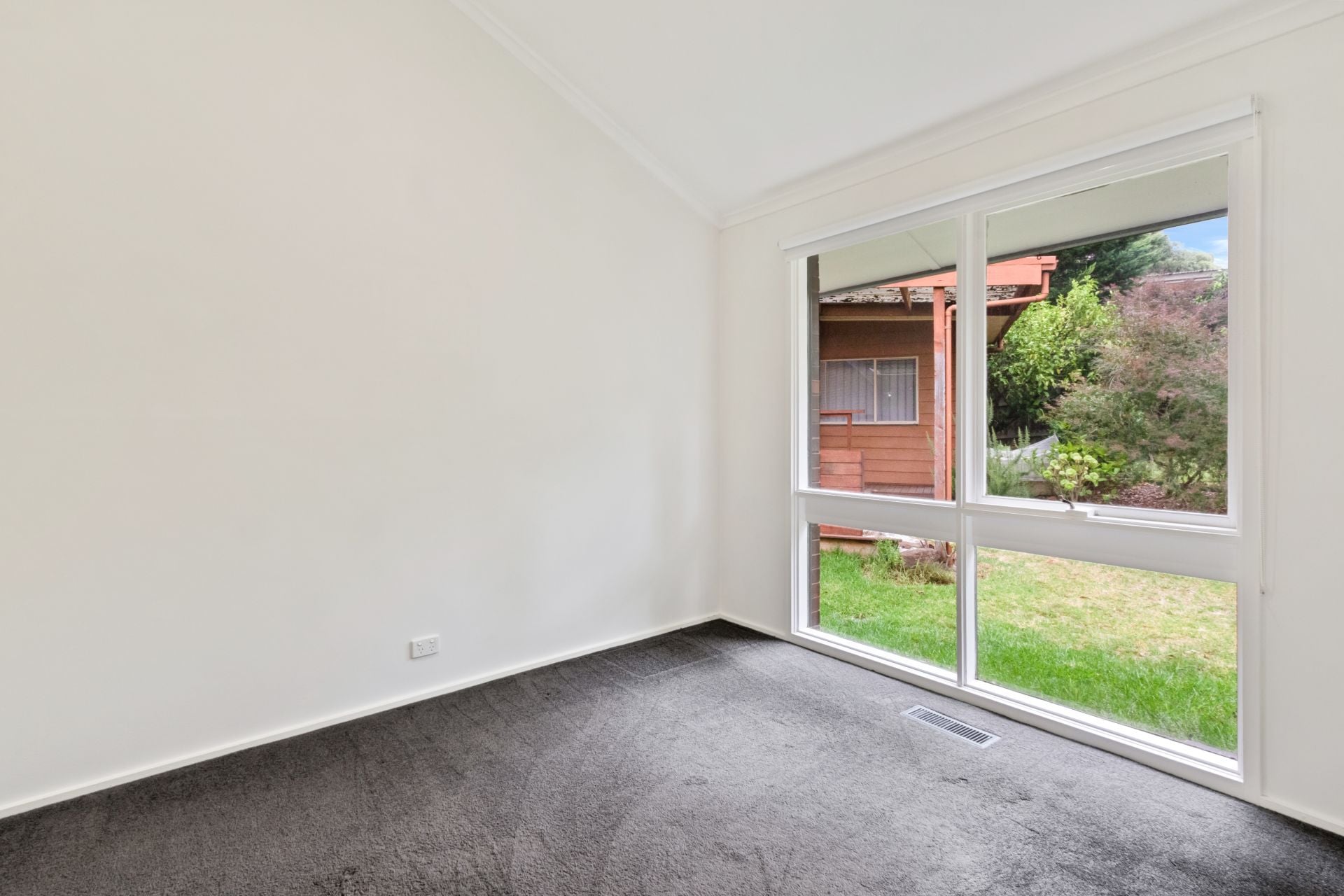 Stunning Renovated 3-Bedroom House with Bungalow in Montmorency
