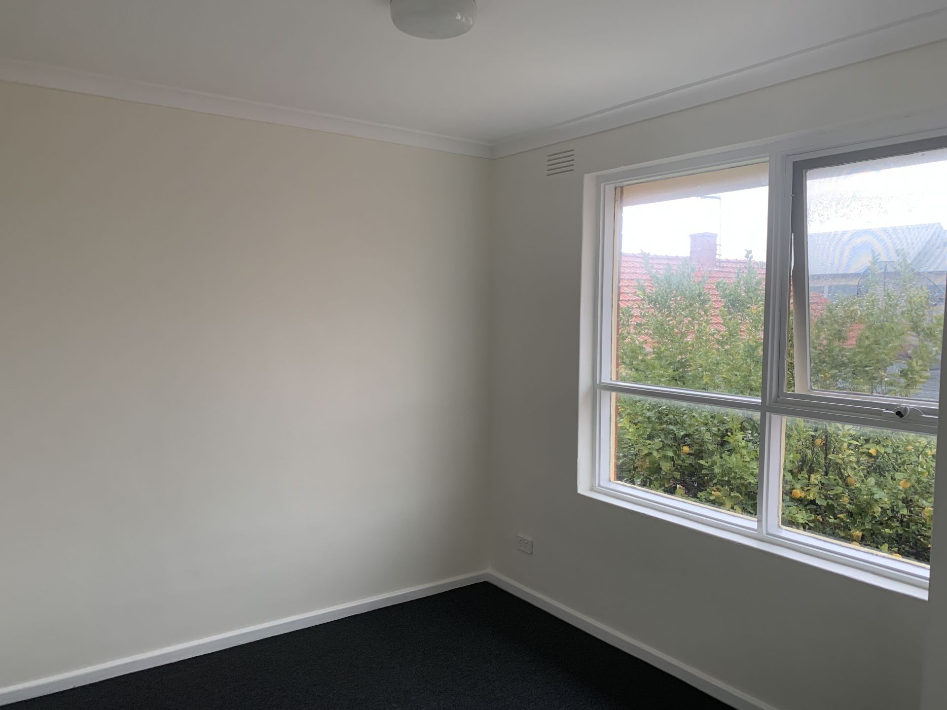 Spacious 2 Bedroom Apartment Walking Distance To High Street