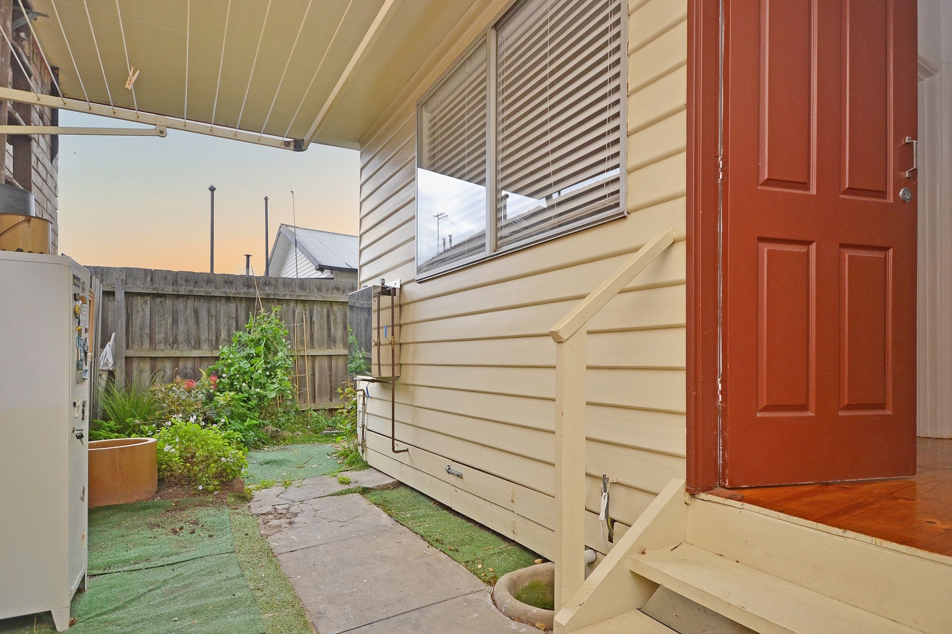 FULLY RENOVATED & IN A FABULOUS LOCATION!