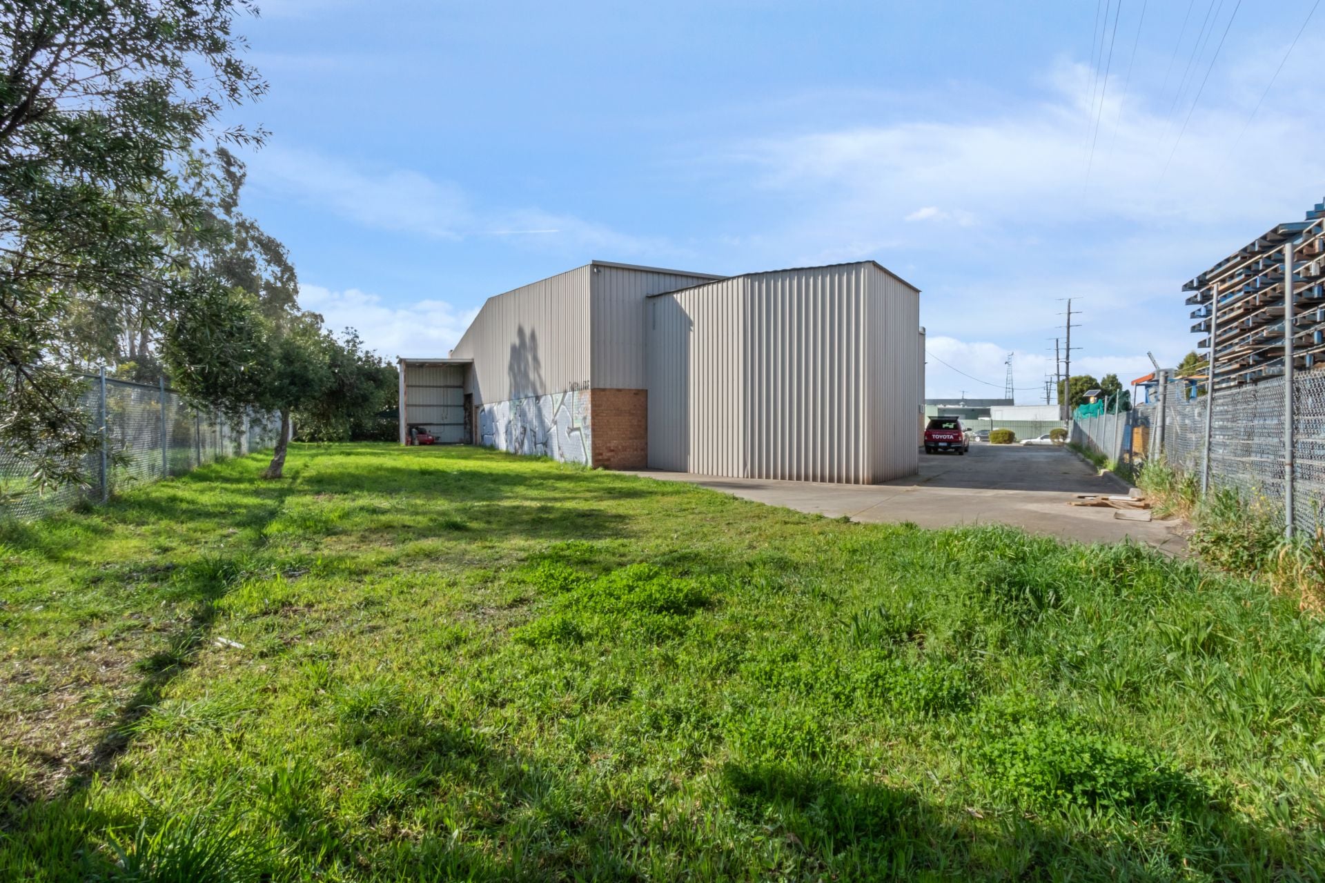 WAREHOUSE with HARDSTAND