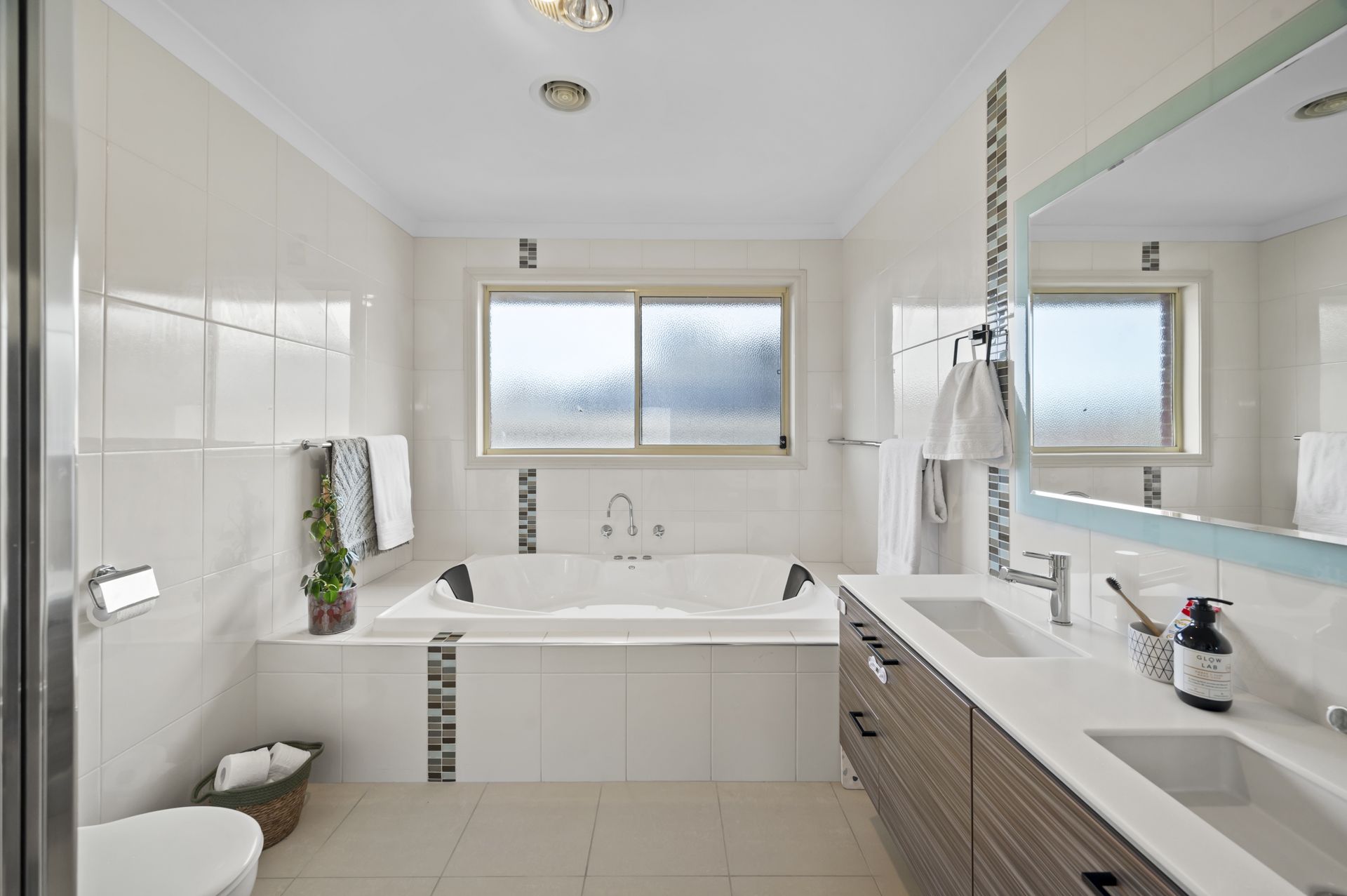 INSTANTLY IMPRESSIVE FAMILY LIVING ** SIX MONTH LEASE **