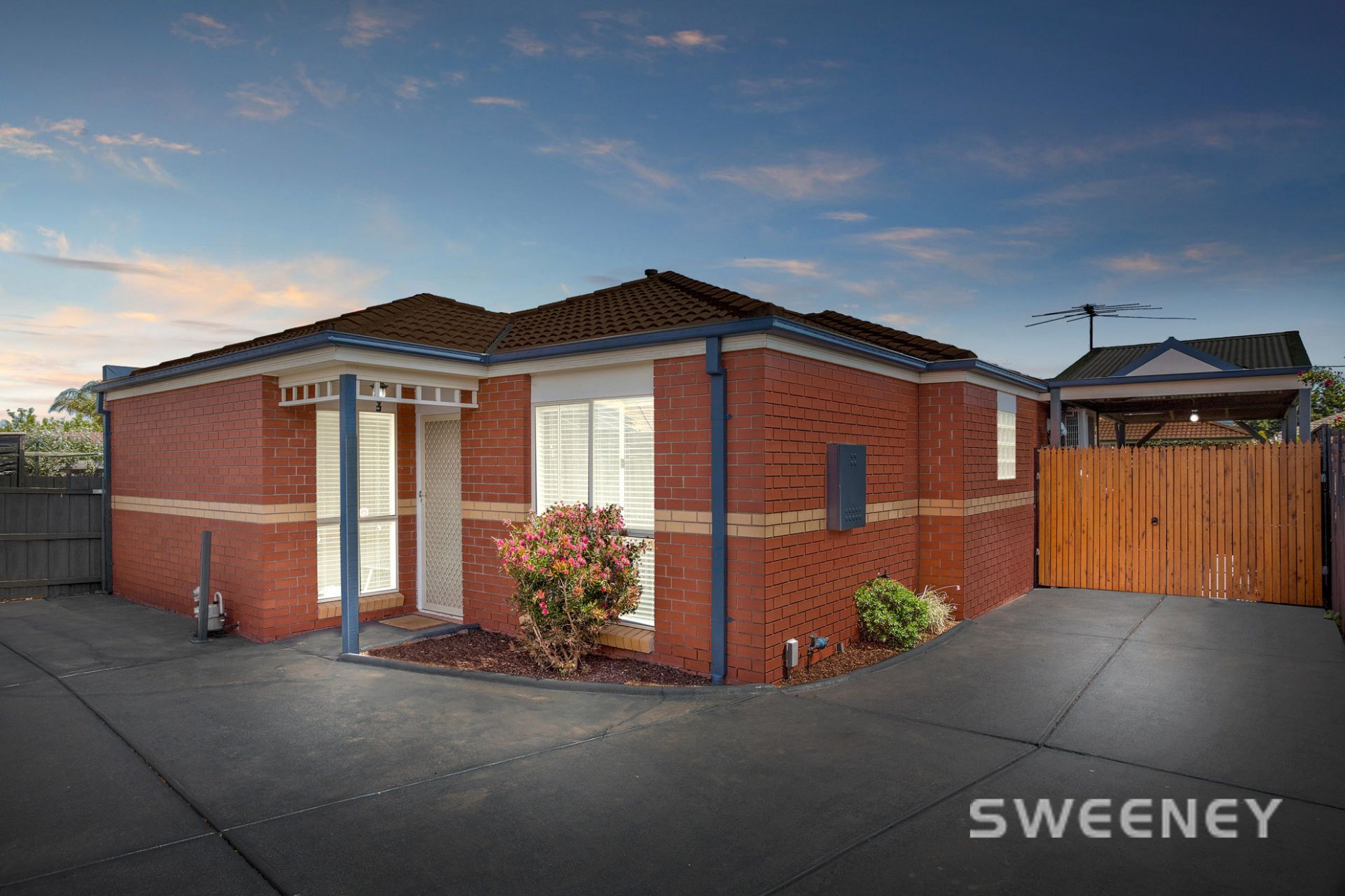 2/16 Carruthers Court, Altona Meadows - Thumbnail 2