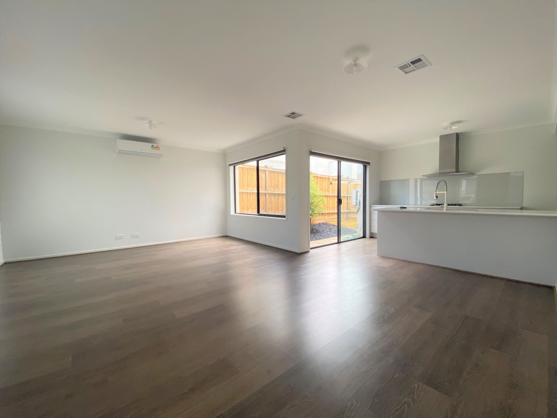 AS NEW 4 BEDROOM TOWNHOUSE!