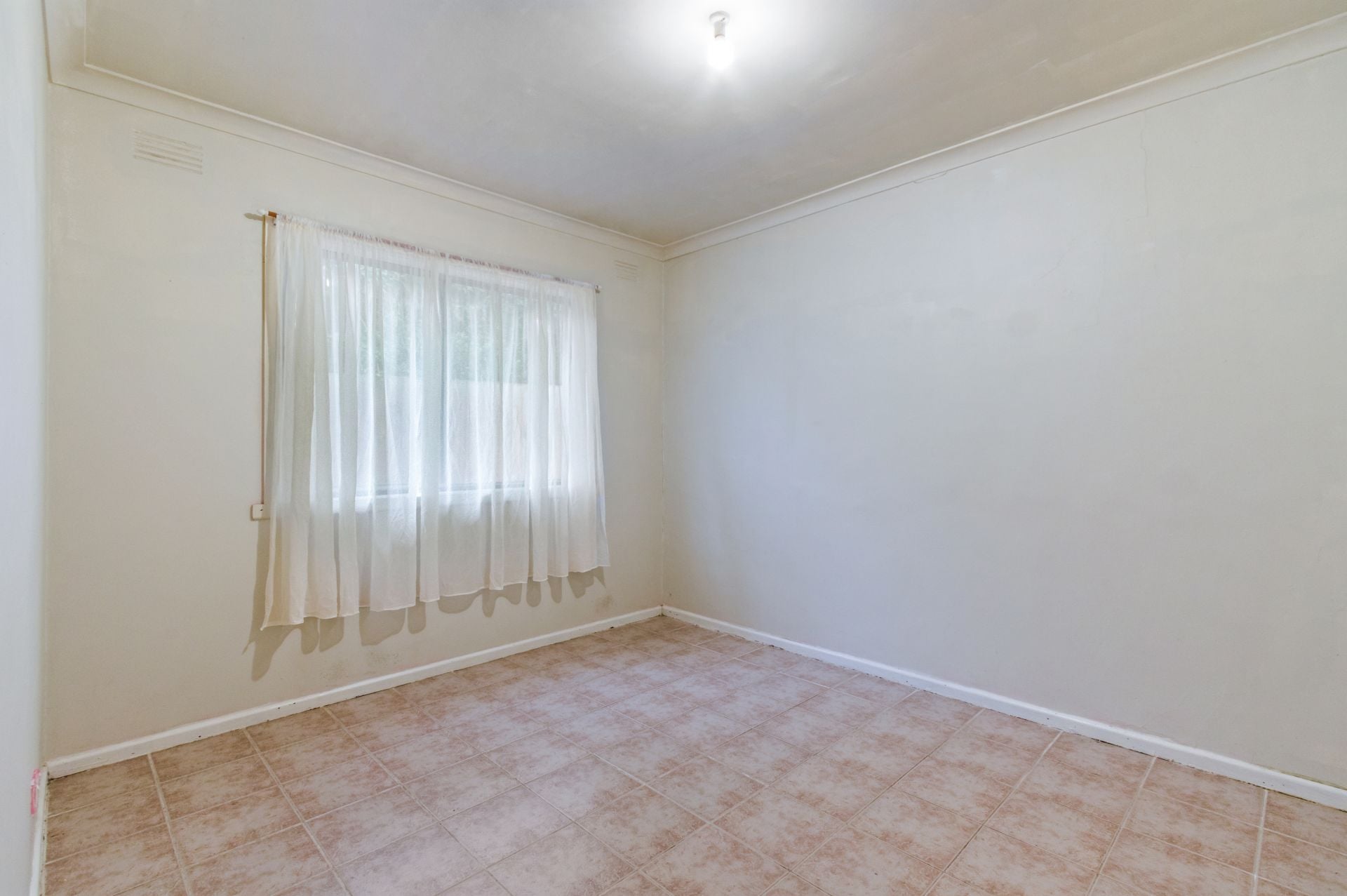 VERSATILE COMMERCIAL SPACE WITH GREAT EXPOSURE