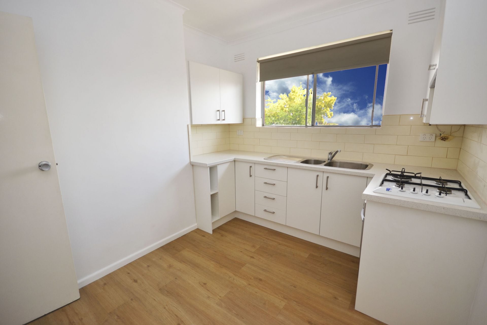 LARGE 2 BEDROOM APARTMENT