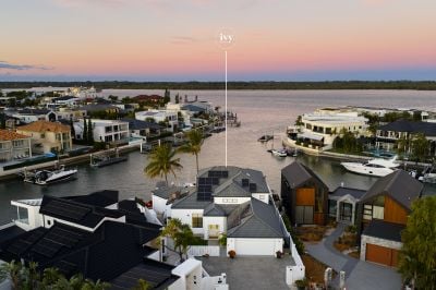 Timeless Hamptons Elegance on Wide Water
