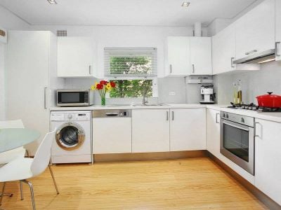 STYLISH TOP-FLOOR TWO BEDROOM IN SOUGHT AFTER BEACH-SIDE LOCATION