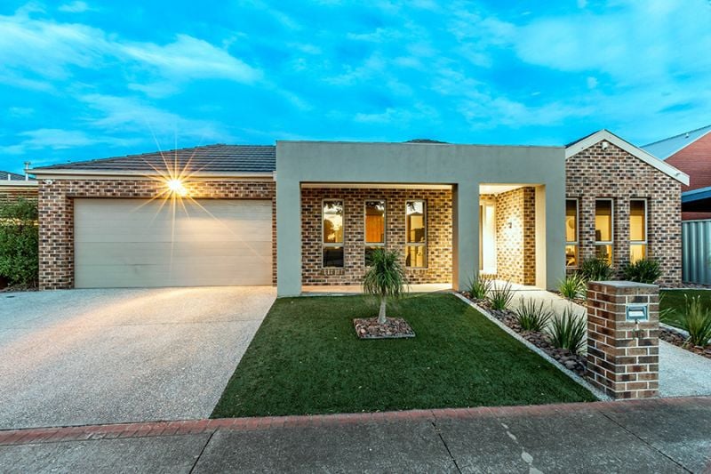 16 Great Barr Crescent, Caroline Springs - Thumbnail 2