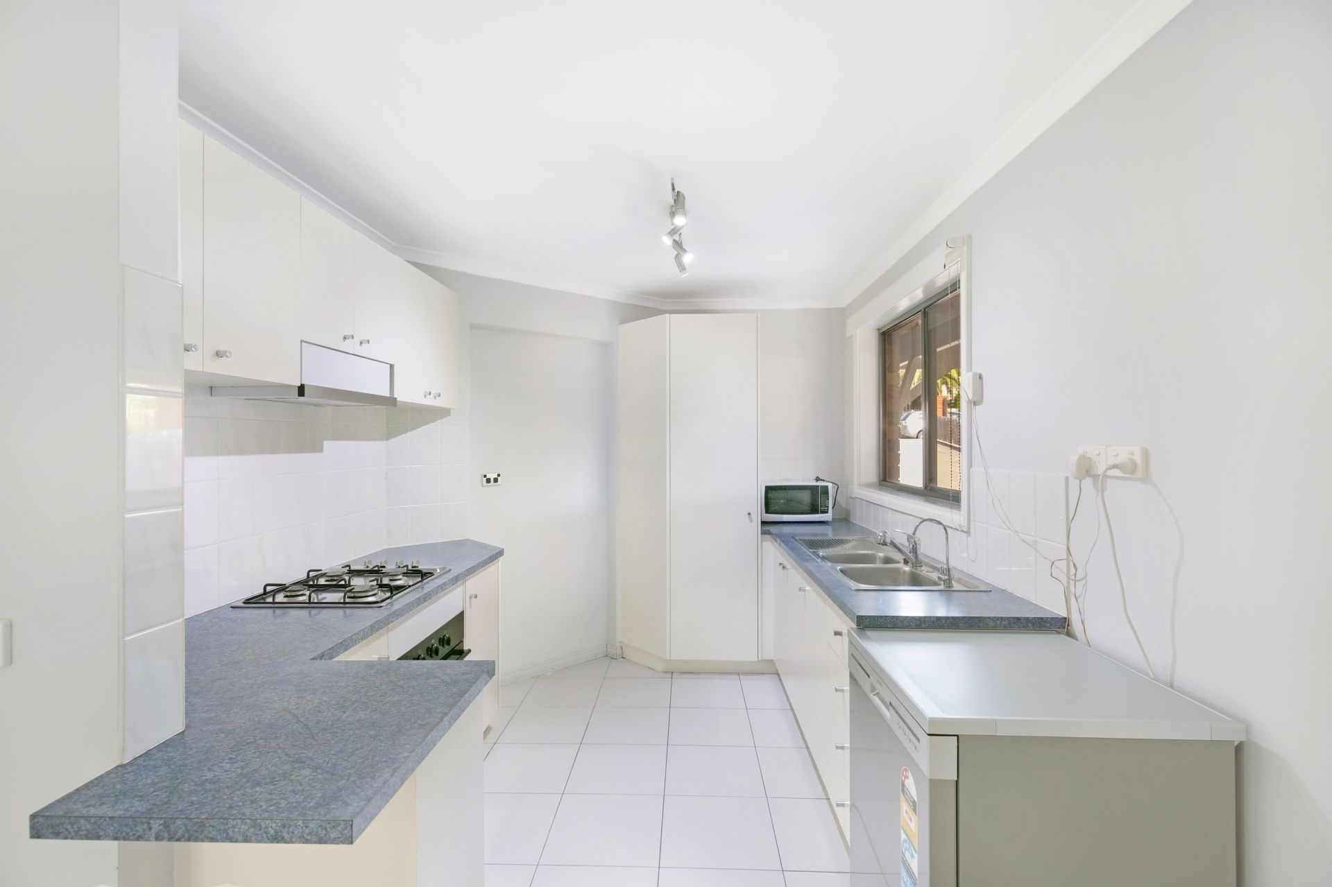 COSY 3 BEDROM DELIGHT!