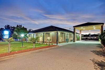MOTEL FREEHOLD INVESTMENT – BEAUTIFULLY PRESENTED PREMIUM MOTEL IN STRONG MOTEL TOWN