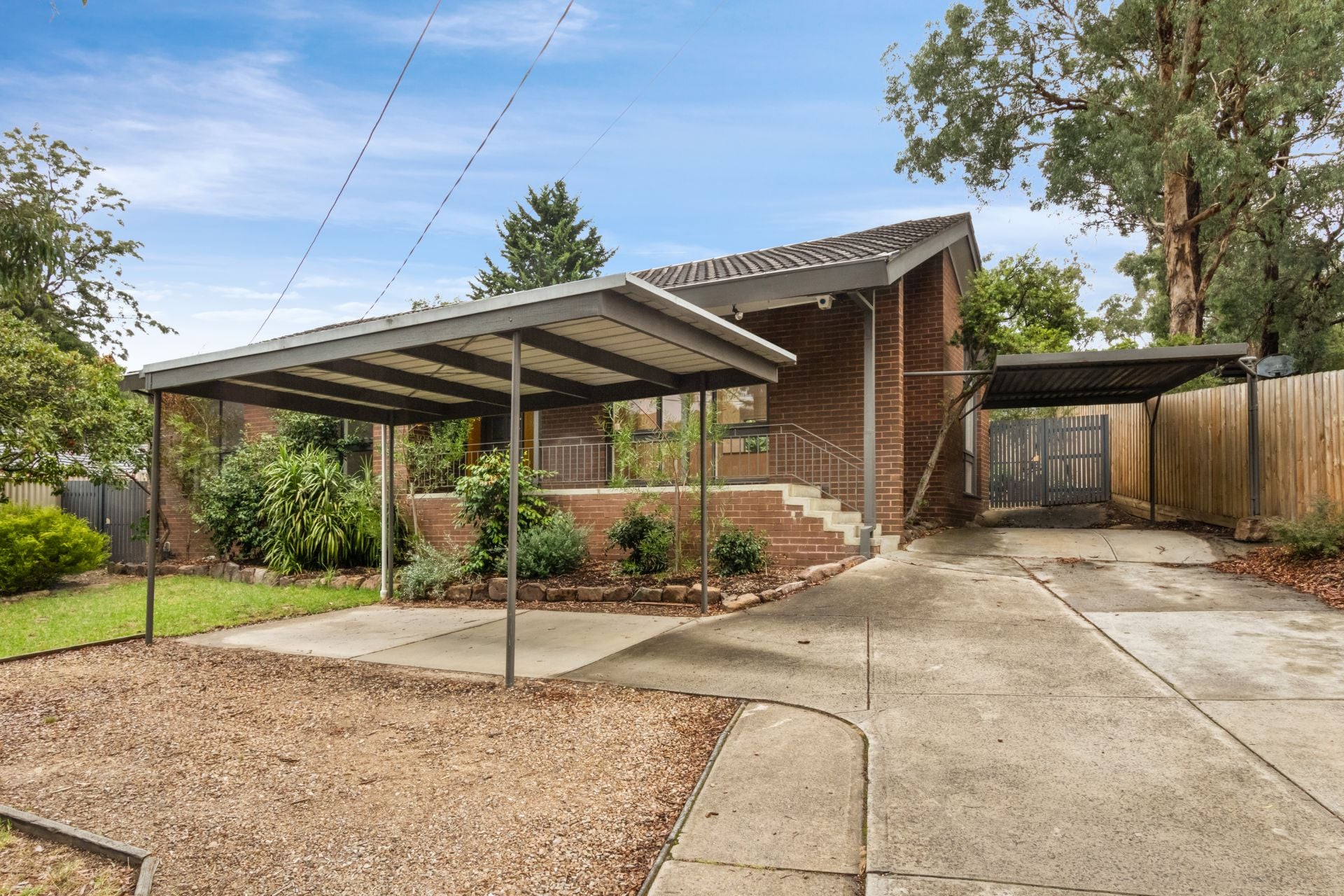Stunning Renovated 3-Bedroom House with Bungalow in Montmorency