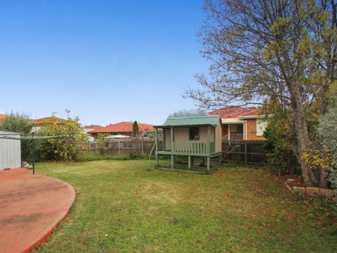 CLOSE TO LALOR SHOPS