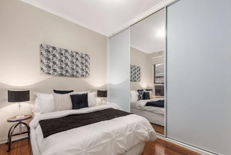 CUTE, COSY & WITH A PERFECT PARKSIDE POSITION