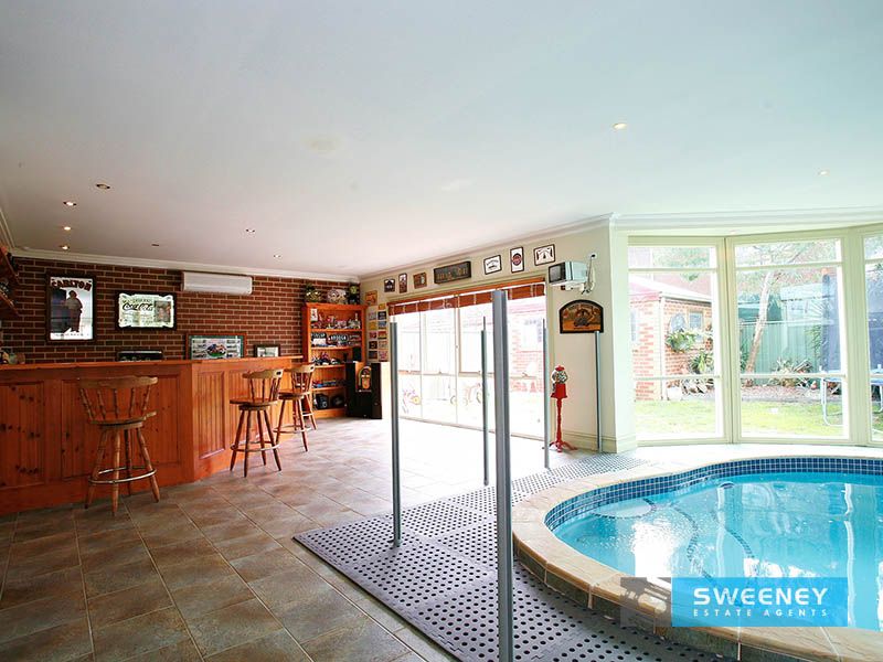 18 Carinza Avenue, Altona Meadows - Thumbnail 8