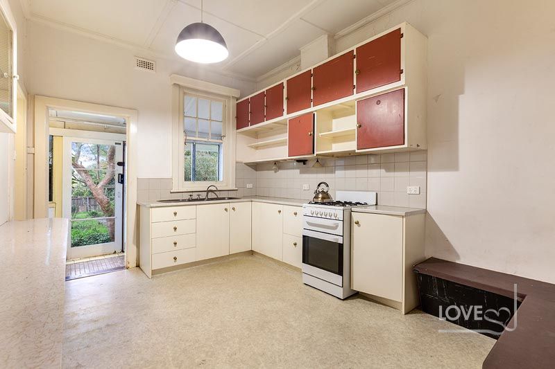 Size Does Matter! 
Charming Californian Bungalow