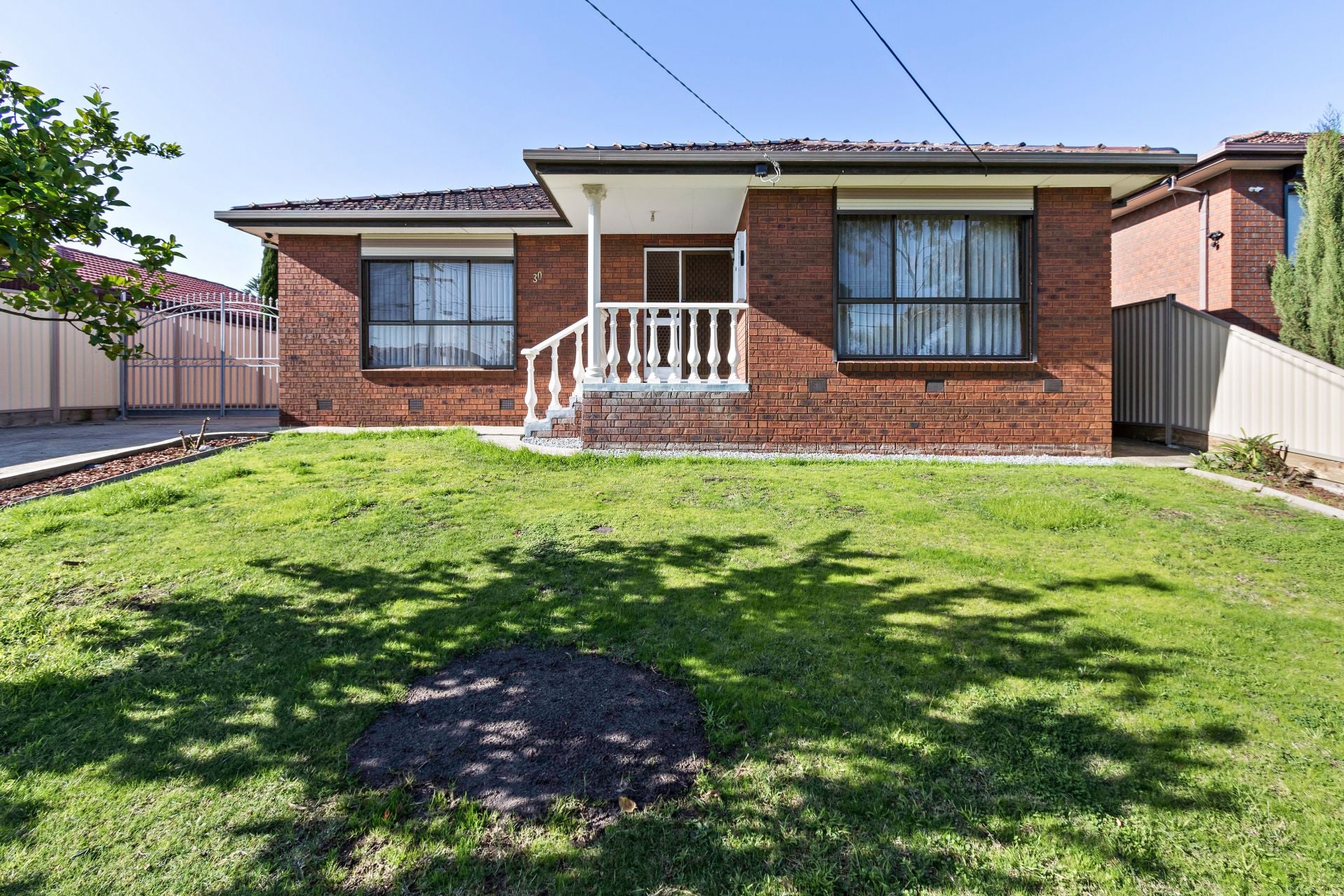 PERFECTLY POSITIONED FAMILY HOME!   **FRESHLY PAINTED**