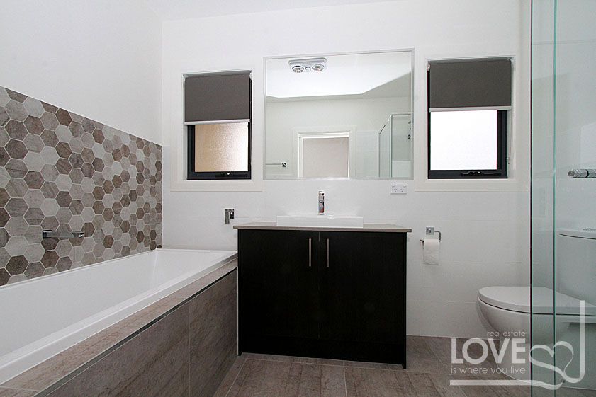 BRAND NEW CONTEMPORARY CHIC